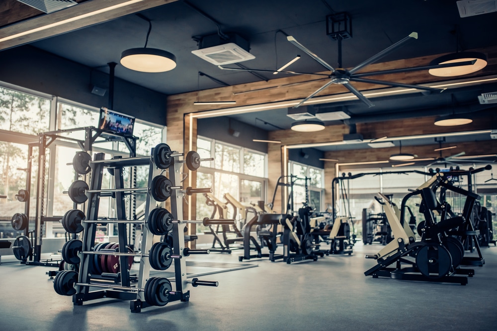 Academia com equipamentos fitness
