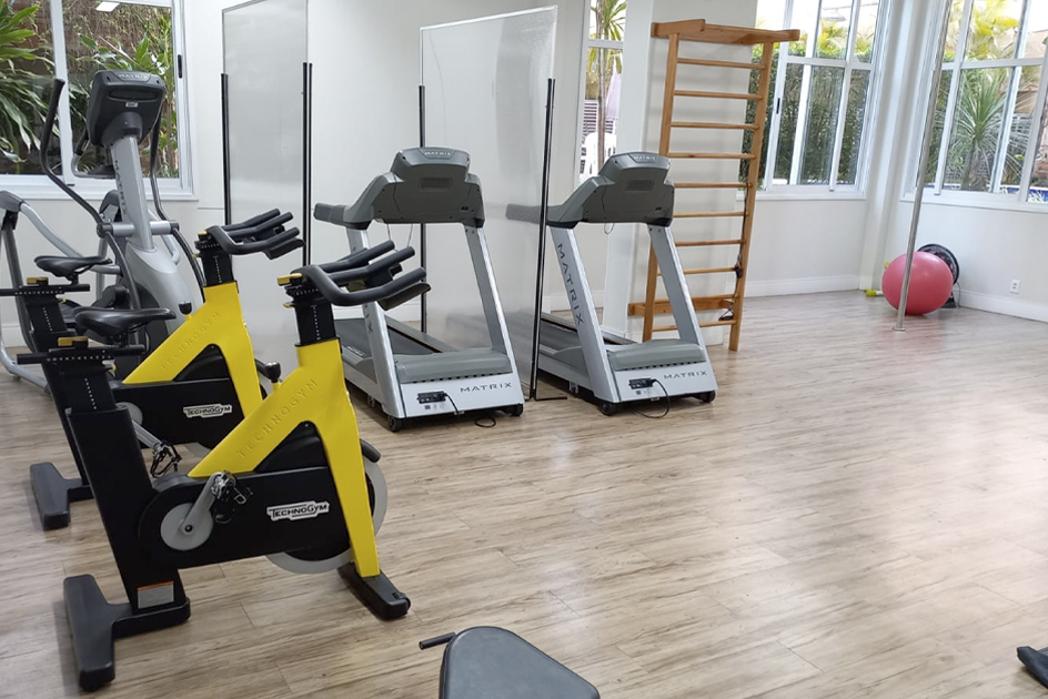 Equipamentos fitness em academia de condomínio